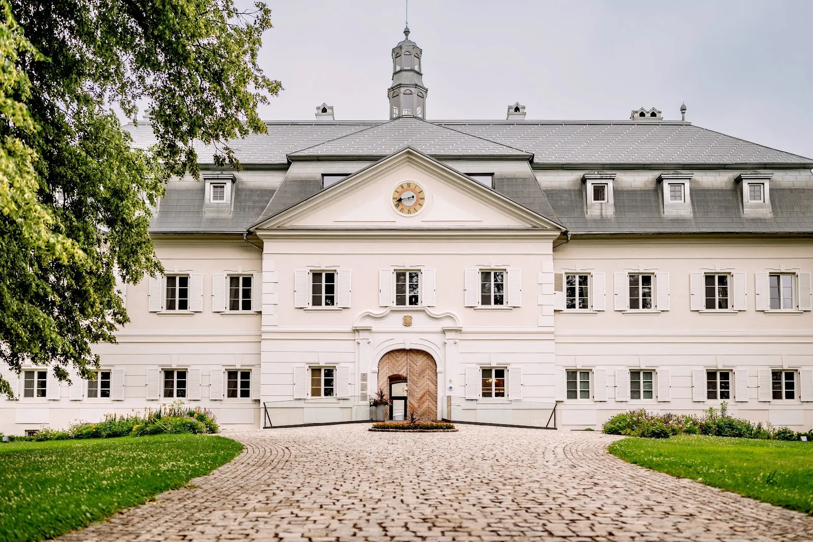 Château Gbeľany with its terrace and surrounding greenery